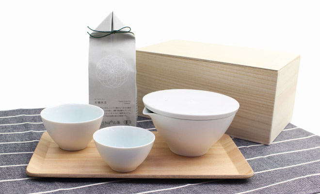 プラスエス有田焼茶器とうきはの山茶プレミアム有機煎茶が並べられている画像