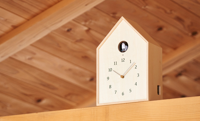 Lemnos レムノス　Birdhouse Clock カッコー時計　ホワイトが空間に置かれた画像