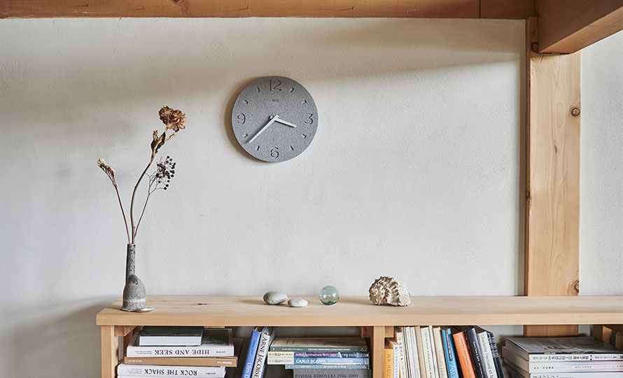 Lemnos レムノス／「珪藻土の時計（掻き落とし仕上げ） 」壁掛け時計（NY21-03）のイメージ画像