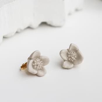 PLANT / PLANT プラントプラント／Camellia Earrings 白磁 カメリア イヤリング