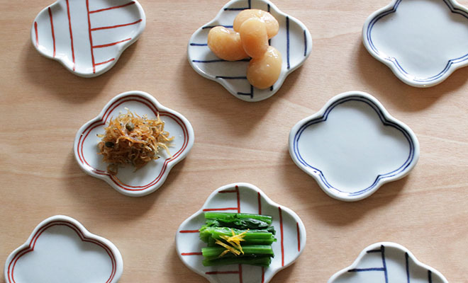 日下華子　九谷焼 モッコ豆皿に料理が盛られて食卓に並べられている画像