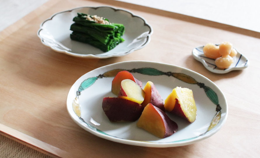 日下華子 九谷焼 だ円皿「色絵魚文」に料理が盛られて食卓に並べられている画像