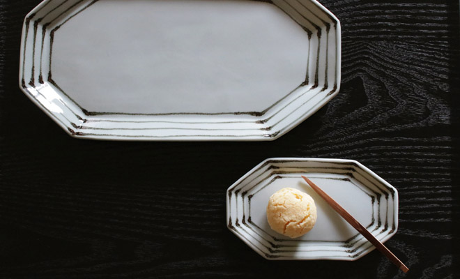 日下華子 九谷焼 八角プレート「鉄線文」にお菓子が盛られて食卓に並べられている画像
